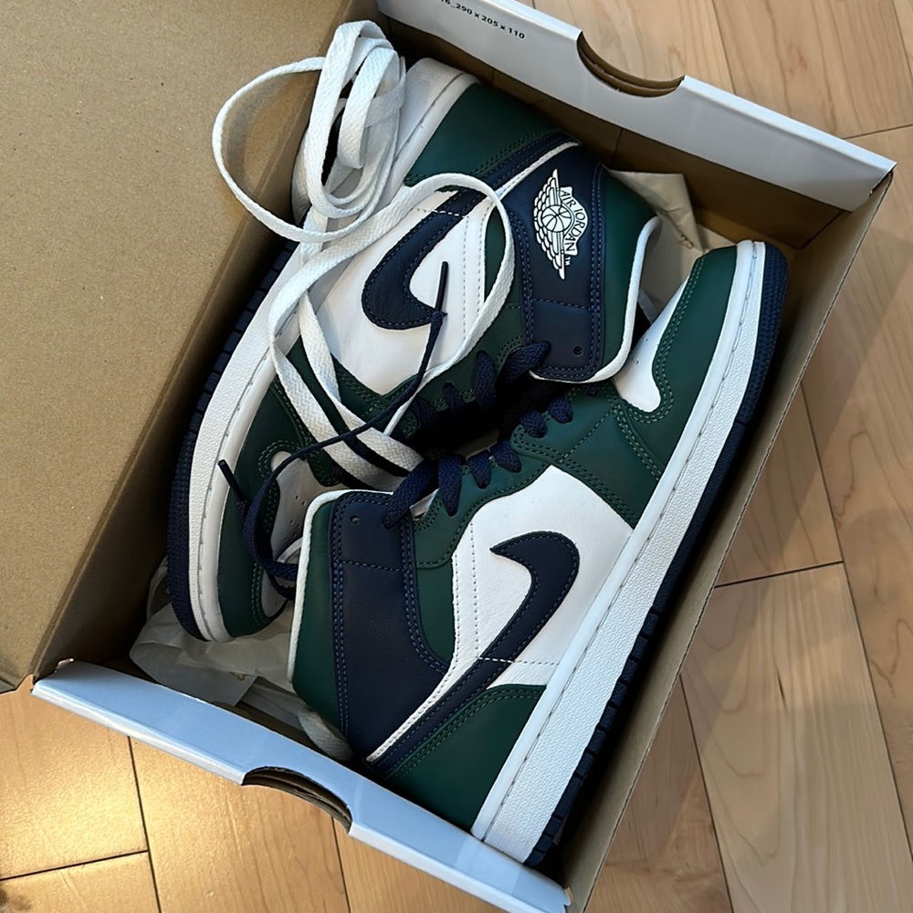 Nike Air Jordan 1 mid, NWOT, 7.5 W